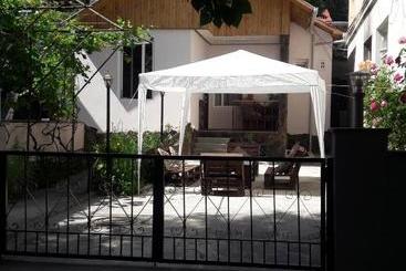 پانسیون Ira & Vaso S Guest House Borjomipark