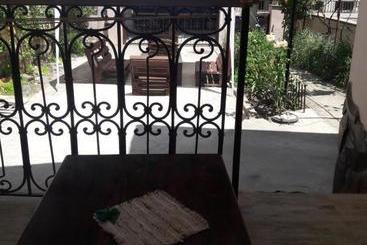 پانسیون Ira & Vaso S Guest House Borjomipark