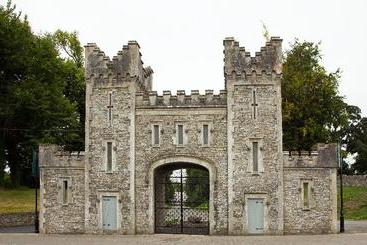 Bellinghan Castle Hotel