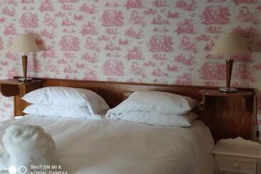 בית מלון כפרי The Thatched Cottage Inn