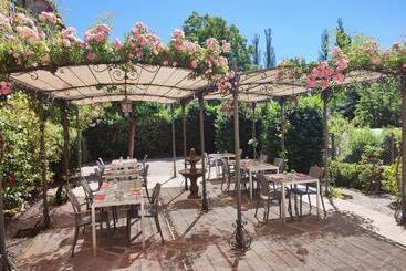 Отель Le Relais De Ceilhes