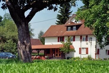 בית מלון כפרי Gasthof Zum Hirsch