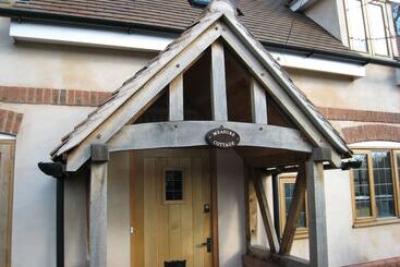Measure Cottage   Sleeps Up To 5   Henley In Arden   Hot Tub
