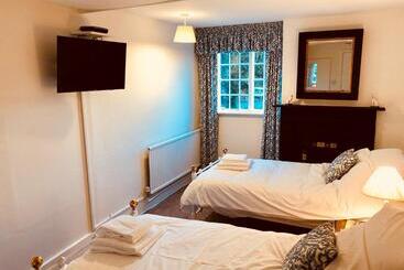 مبيت وإفطار The Dorset Arms Pub & Cottage Rooms