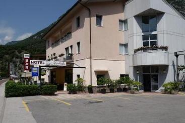 Отель Albergo Miralaghi