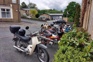 호텔 Trawden Arms Community Owned Pub