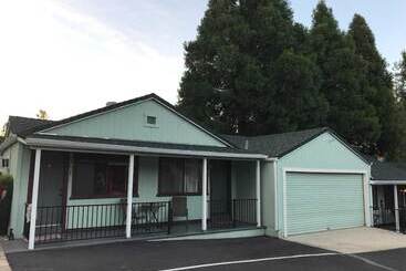 모텔 Lake Shasta Lodge