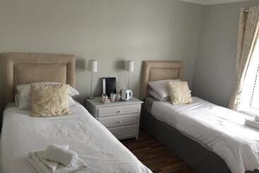 فندق Coral Gables Guesthouse & Campsite