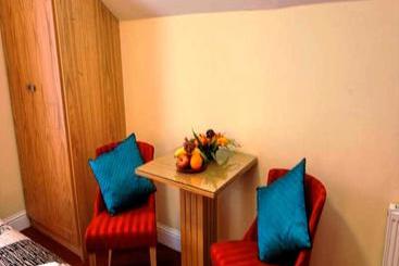 هتل Garnish House