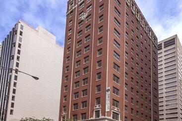 هتل Saint Clair   Magnificent Mile