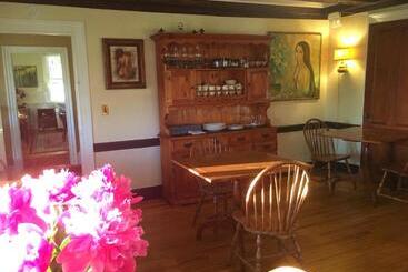 فندق صغير Center Lovell Inn