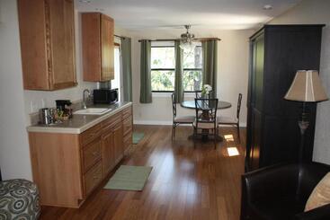 민박 The Inn At Shasta Lake