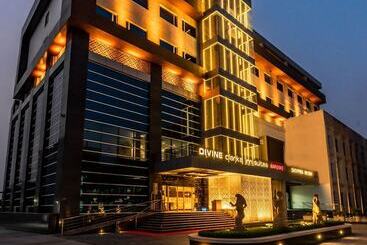 ホテル Divine Clarks Inn Suites