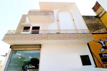 בית מלון כפרי New Bury By Oyo Rooms