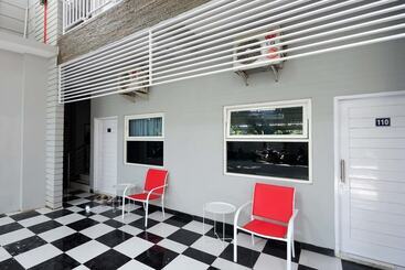 호텔 Reddoorz Near Solo Square 3