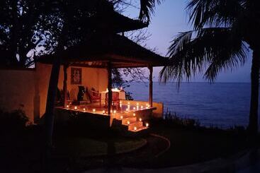 Bed and Breakfast Teluk Indah Beach & Pool Villa