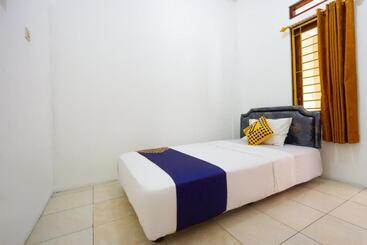 酒店 Spot On 2891 999 Guest House