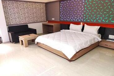 Отель The Grand Takshak