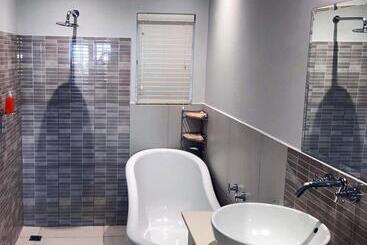 بنسيون Oyster Bay Lodge