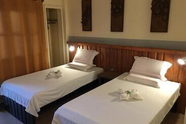 هتل Ferellee Beach Front Inn