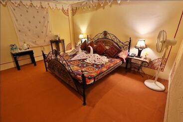 هتل Chokhi Dhani Desert Camp