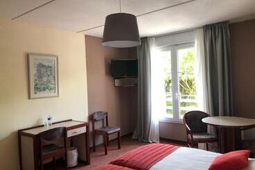 هتل Hôtel Et Studios D Orfeuil