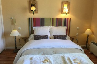 Отель La Mirabelle Casteil Country House