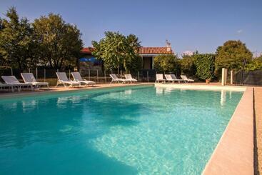 호텔 Hôtel Les Persèdes