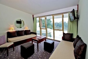 ホテル Logis Des Lacs D'halco