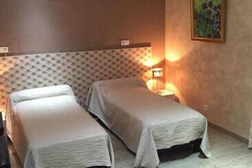 Logis Hotel Restaurant Hostellerie De La Tour