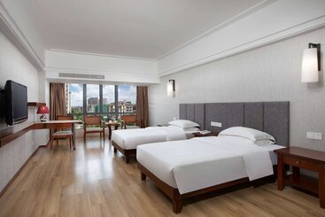 בית מלון כפרי Ramada Encore By Wyndham Qionghai Downtown