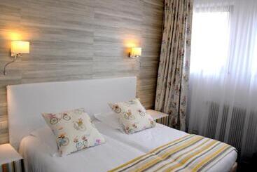 فندق Logis Hôtel Du Centre   Halte Idéale En Cyclotourisme Avec Garage à Vélos Clos