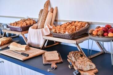 ホテル Logis Hôtel Restaurant Le Chêne Vert