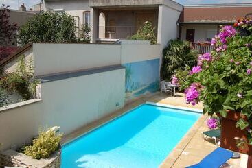 هتل Logis Hôtel Au Tambour