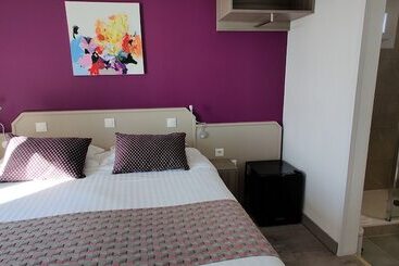 هتل Logis Hôtel Les Bleuets