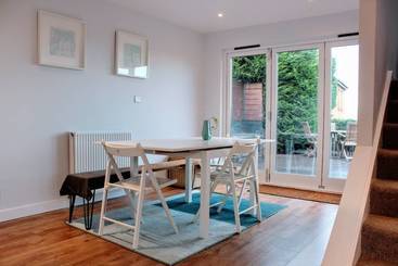 Beautiful Home With Castle Views And Garden And Parking