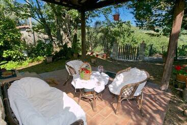 بيت ريفى Typical Little Italian Property In The Middle Of Fruit Trees