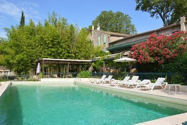ホテル Hôtel Restaurant La Source