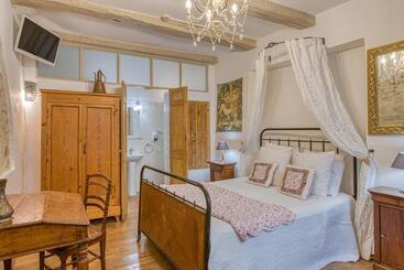 Отель Hôtel Restaurant Les Remparts