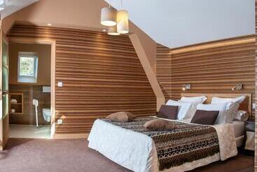 Logis Hotel Du Casino Restaurant Le Mathelia