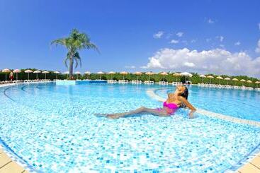 Хостел Madama Club Village