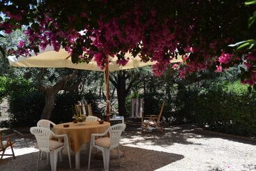 פנסיון Bouganville Guest House