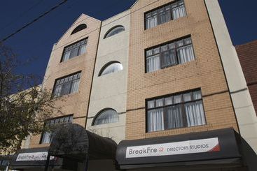 هتل Breakfree Directors Studios