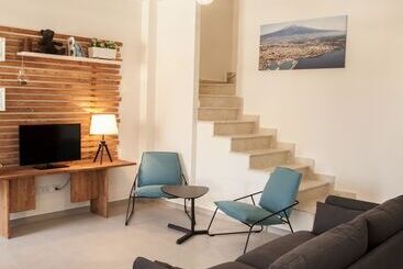 تختخواب و صبحانه Etnamuri