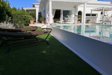 مبيت وإفطار White House Luxury Hospitality