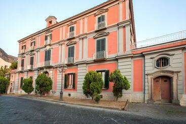 פונדק Palazzo Caracciolo