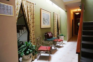 هتل Leon De Oro Inn & Suites