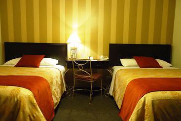 هتل Leon De Oro Inn & Suites