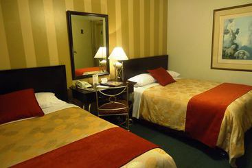 هتل Leon De Oro Inn & Suites