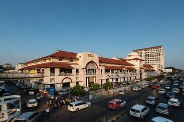 هتل Chatrium Royal Lake Yangon